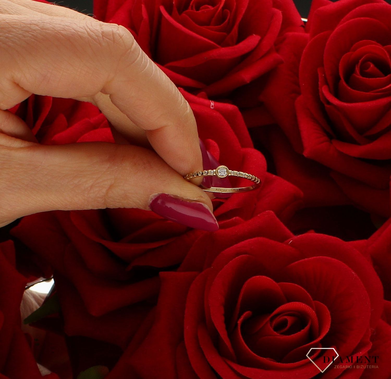 Złoty pierścionek 585 z delikatną cyrkonią  PI 5348 585. Złoty pierścionek prosty ozdobiony wystającą cyrkonią. Piękny pierścionek wykonany z wysokiej jakości złota próby 585. Pierścionek złoty idealny na prezent (4).jpg